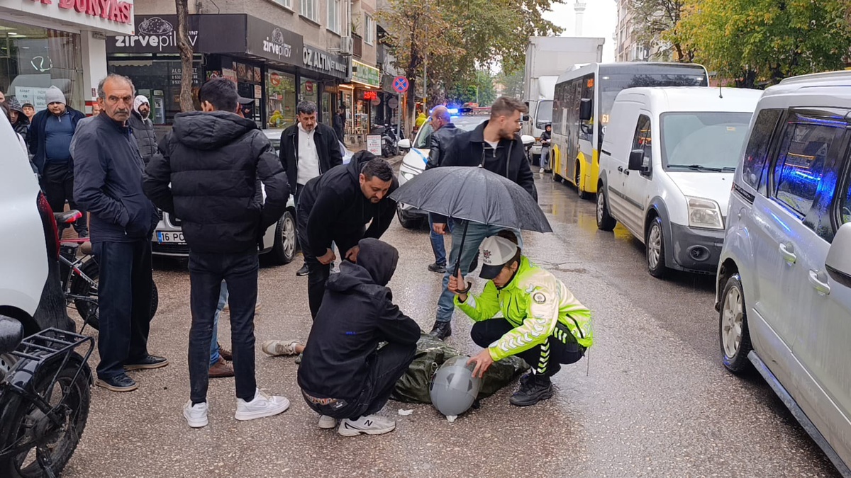 Bursa İnegöl'de iki elektrikli bisiklet çarpıştı, 17 yaşındaki sürücü yaralandı