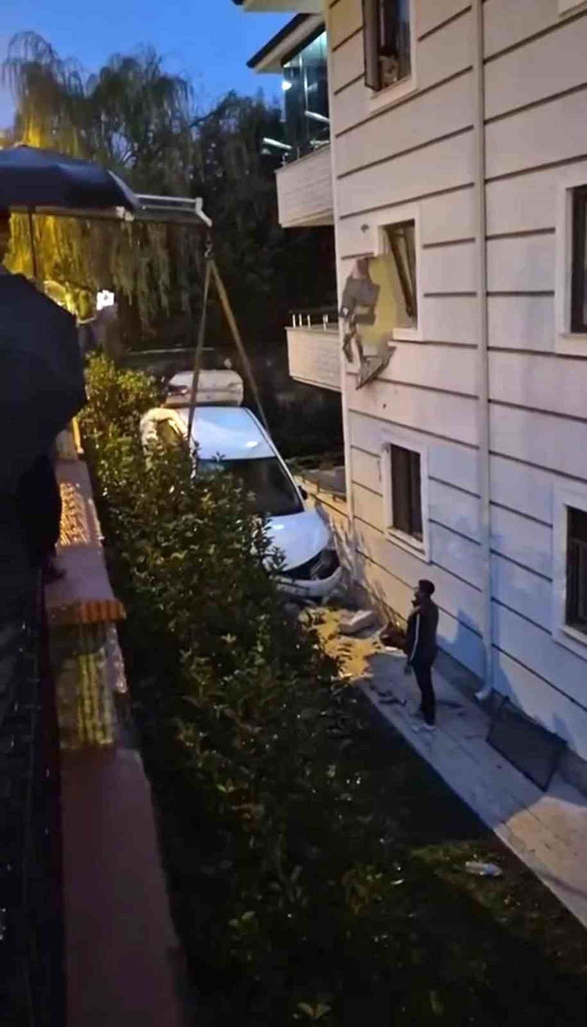 Sakarya Serdivan'da otomobil ikinci kattaki daireye çarptı, kimse yaralanmadı