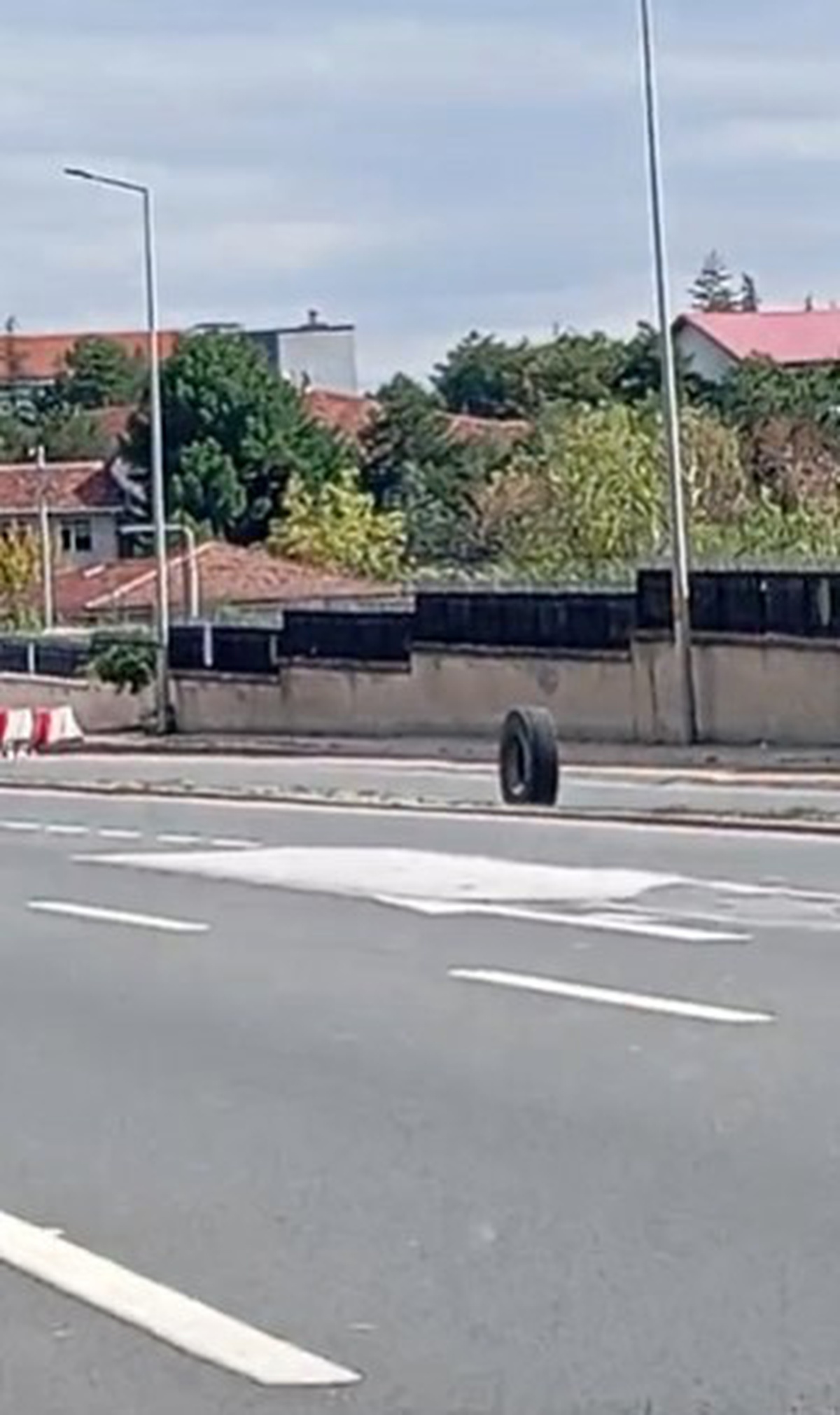 Ankara İstanbul Yolu'nda EGO otobüsünün iki lastiği koptu, o anlar kameraya yansıdı