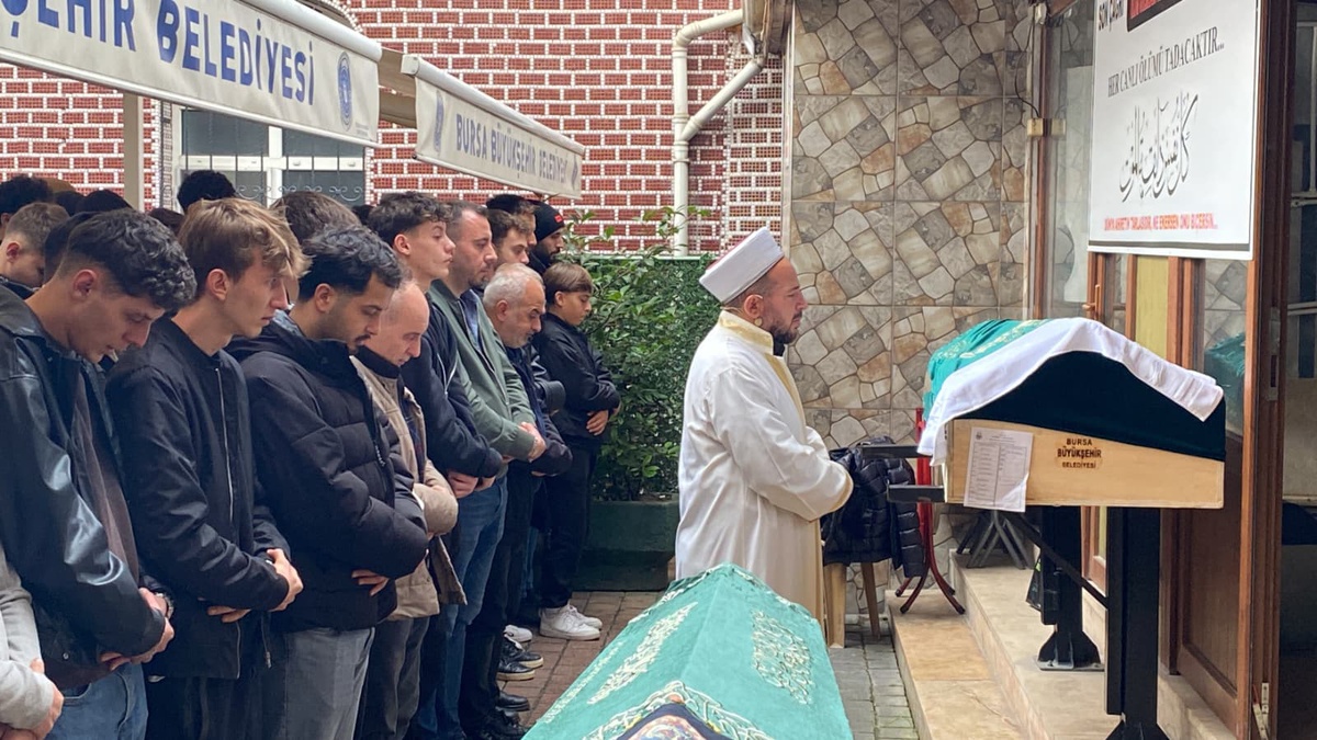 Bursa İnegöl'de bıçaklanarak hayatını kaybeden Emre Acar toprağa verildi