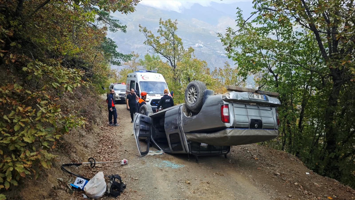 Artvin'de toprak alana çarpan kamyonet devrildi, araçtaki 2 kişi yaralandı