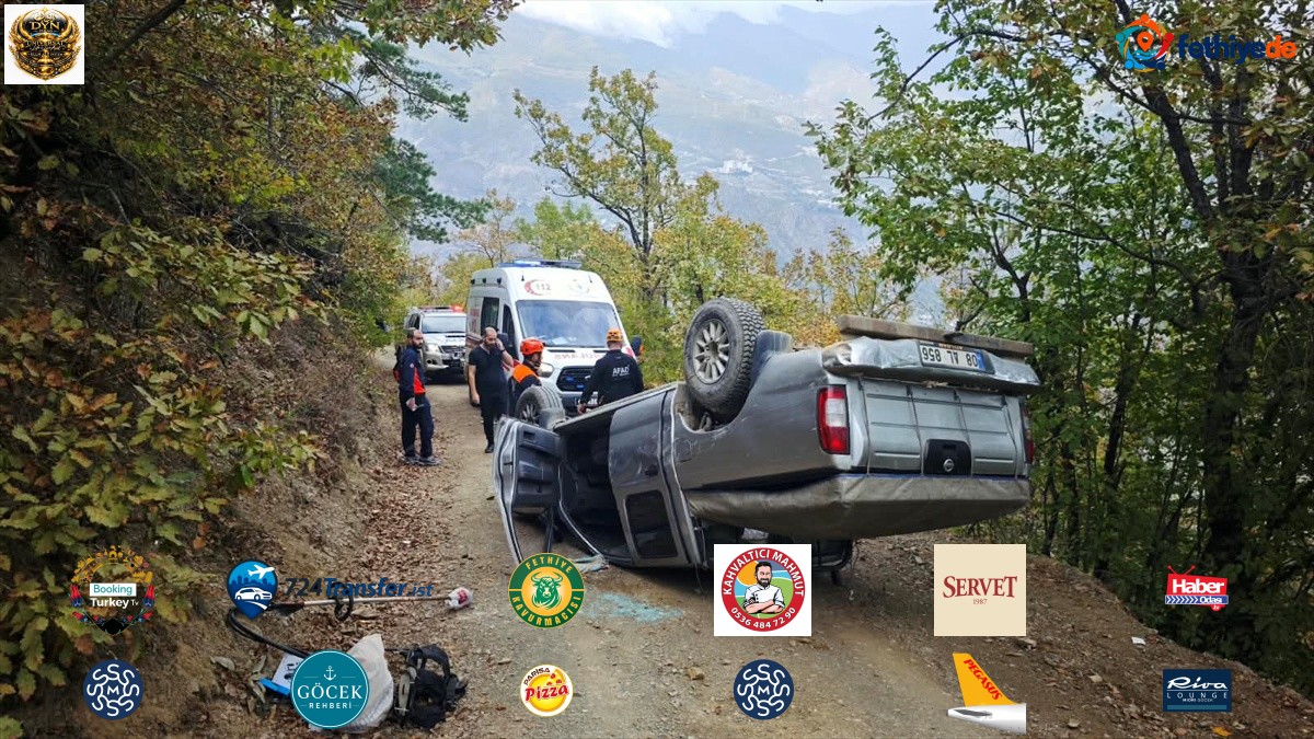 Artvin'de toprak alana çarpan kamyonet devrildi, araçtaki 2 kişi yaralandı