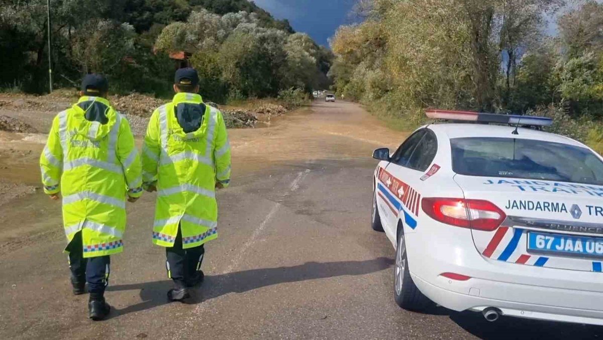 Zonguldak'ta su taşkını nedeniyle jandarma kamyon dışındaki araçları durdurdu