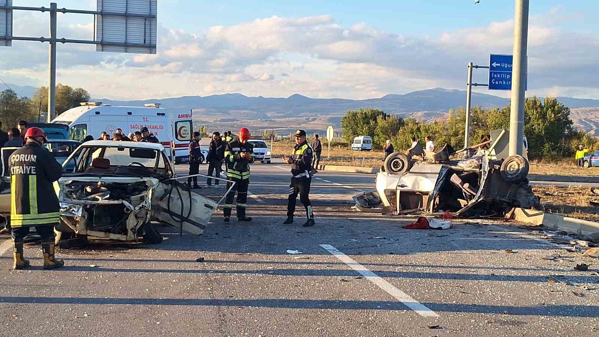 Çorum'da iki otomobilin kavşakta çarpışmasıyla 7 kişi yaralandı
