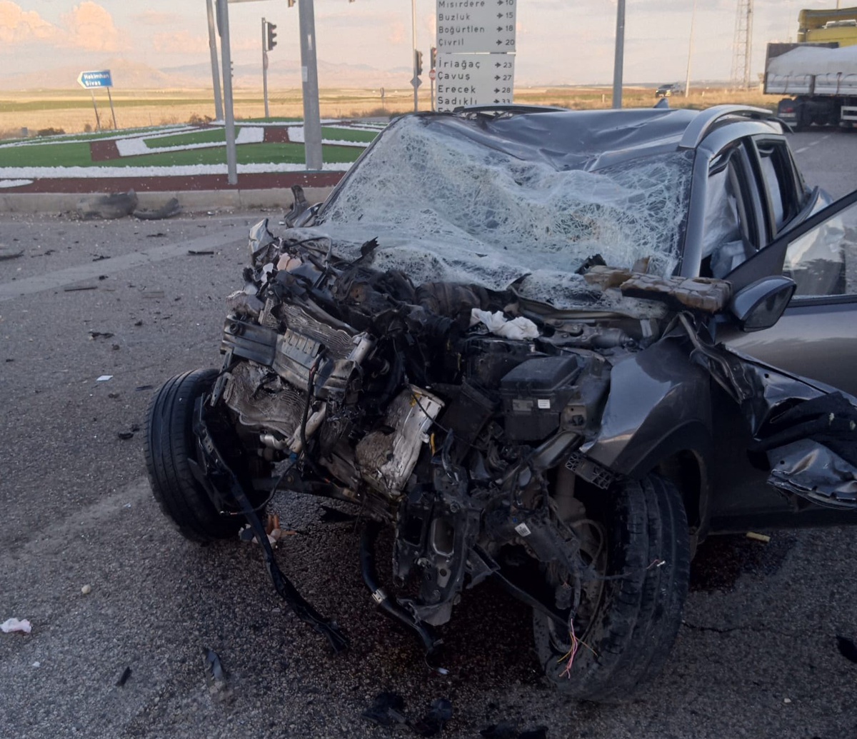 Malatya'da minibüsle otomobil çarpıştı, 1'i ağır 3 kişi yaralandı