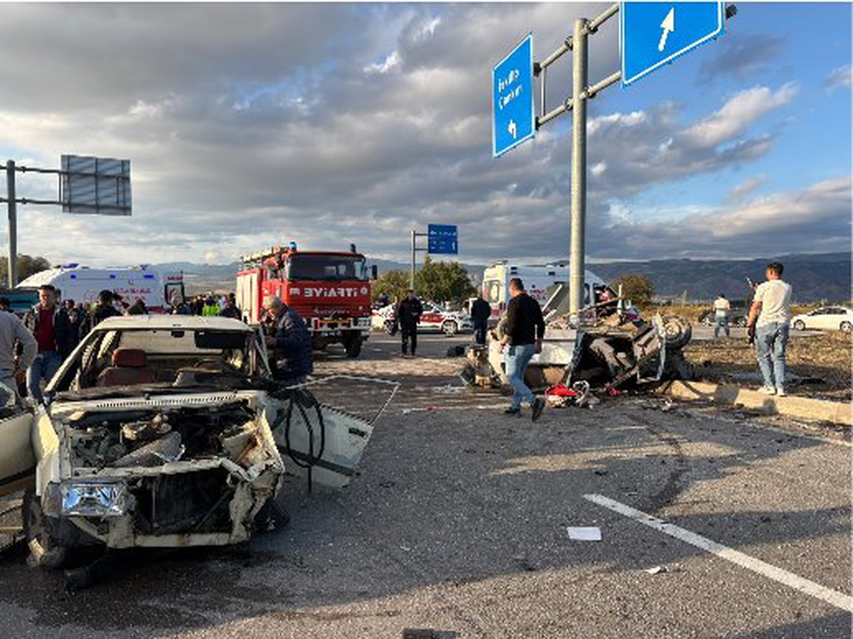 Çorum İskilip'te iki otomobilin çarpıştığı kazada 5'i aynı aileden 7 kişi yaralandı