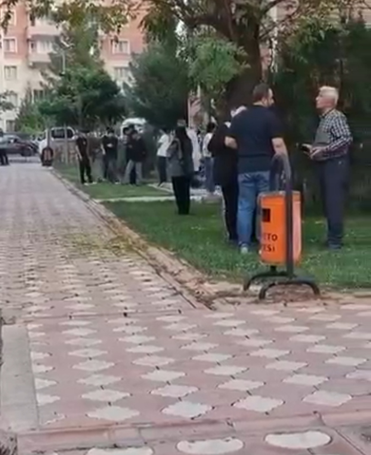 Batman'da halı silkelerken 8'inci kattan düşen Esra Işık hastanede hayatını kaybetti.