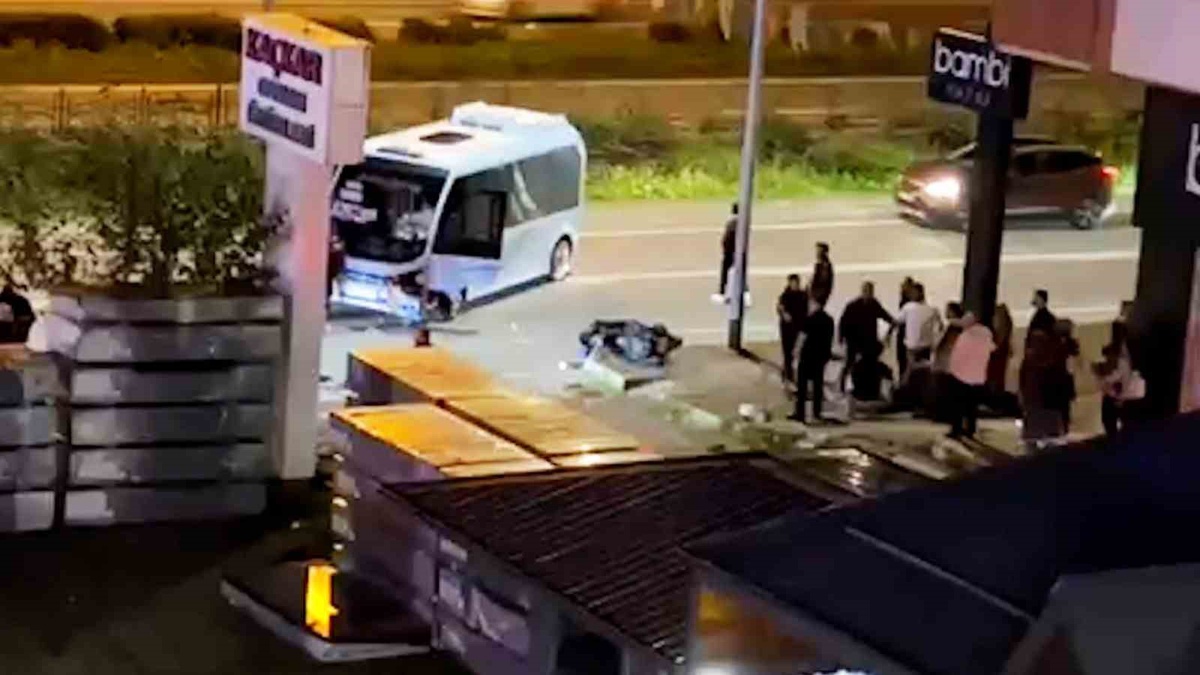 Rize'de minibüsle çarpışan motosikletin sürücüsü hayatını kaybetti