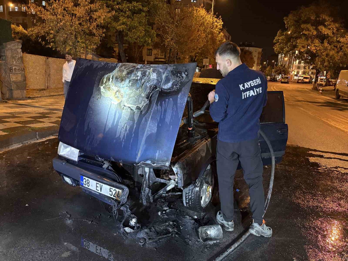 Kayseri Melikgazi'de motoru alev alan otomobil itfaiyece söndürüldü