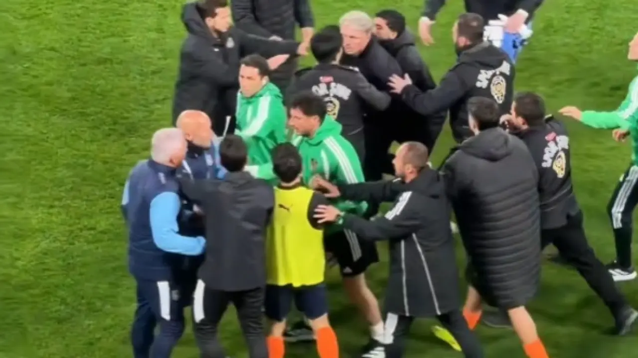 Süper Lig'de iki teknik adam birbirine girdi! Kırmızı kart çıktı