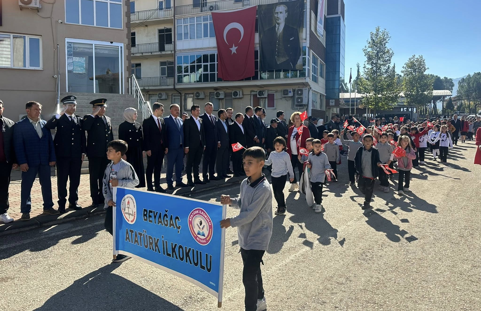 [BELEDIYE · Denizli · Beyağaç] Beyağaç’ta Öğrencilerden Coşkulu Cumhuriyet Yürüyüşü