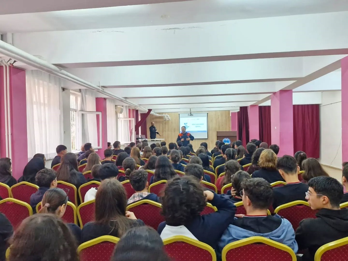 AFAD Aydın İl Müdürlüğü, Efeler'de liselilere afet eğitimi ve tahliye tatbikatı yaptı