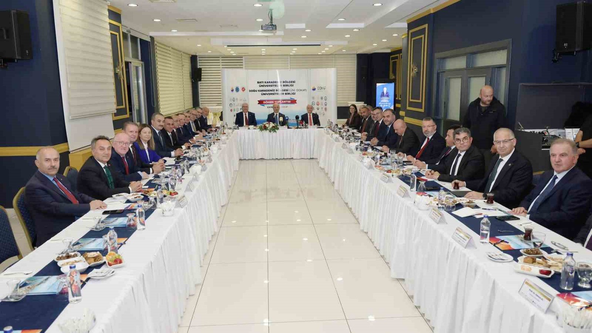 KBÜ Rektörü Kırışık, Sinop'taki ÜNİ-DOKAP ve Batı Karadeniz toplantısına katıldı