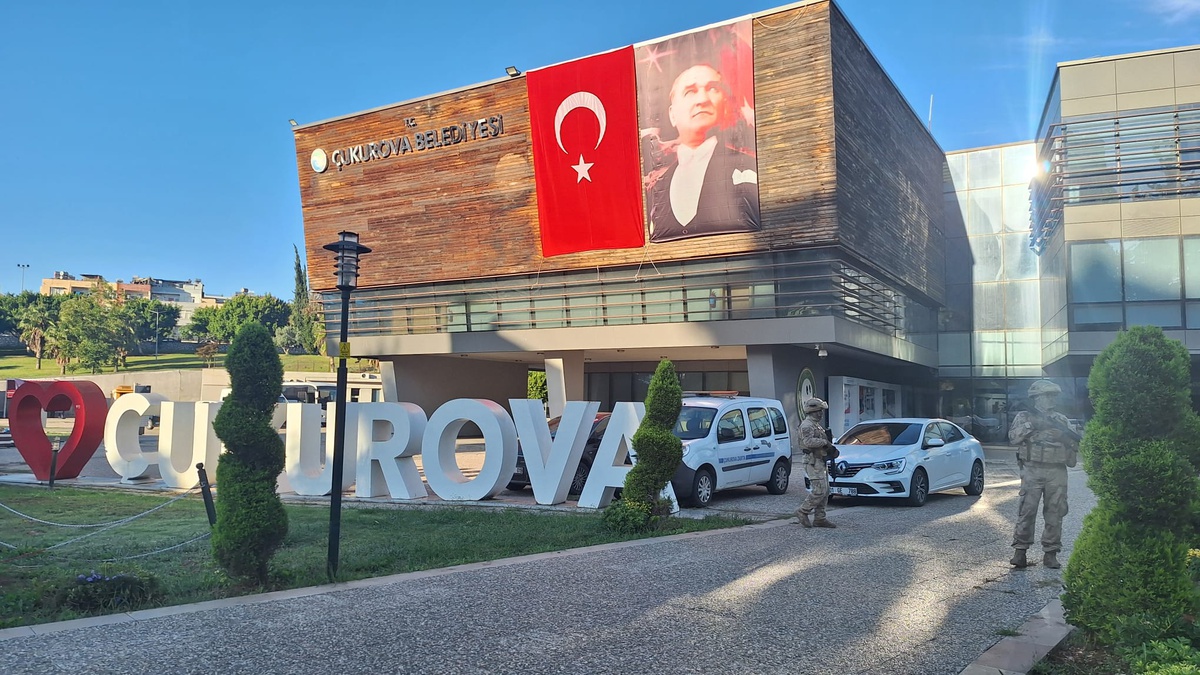 Adana'da Çukurova Belediyesi soruşturmasında Başkan Kozay dahil 44 kişi gözaltına alındı