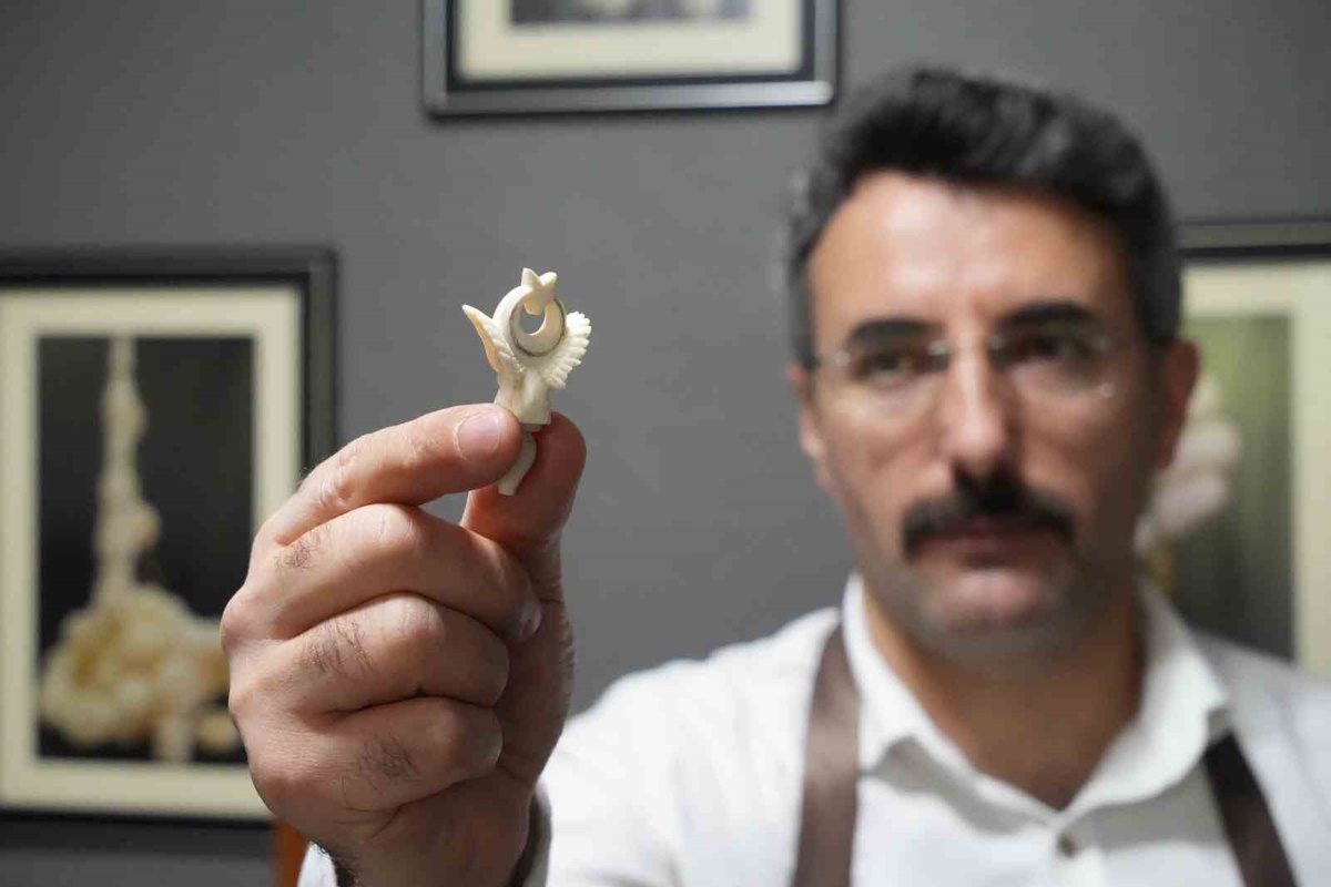Erzurum'da güvenlik görevlisi Ramiz Bulut, Oltu taşını tespihlere işliyor