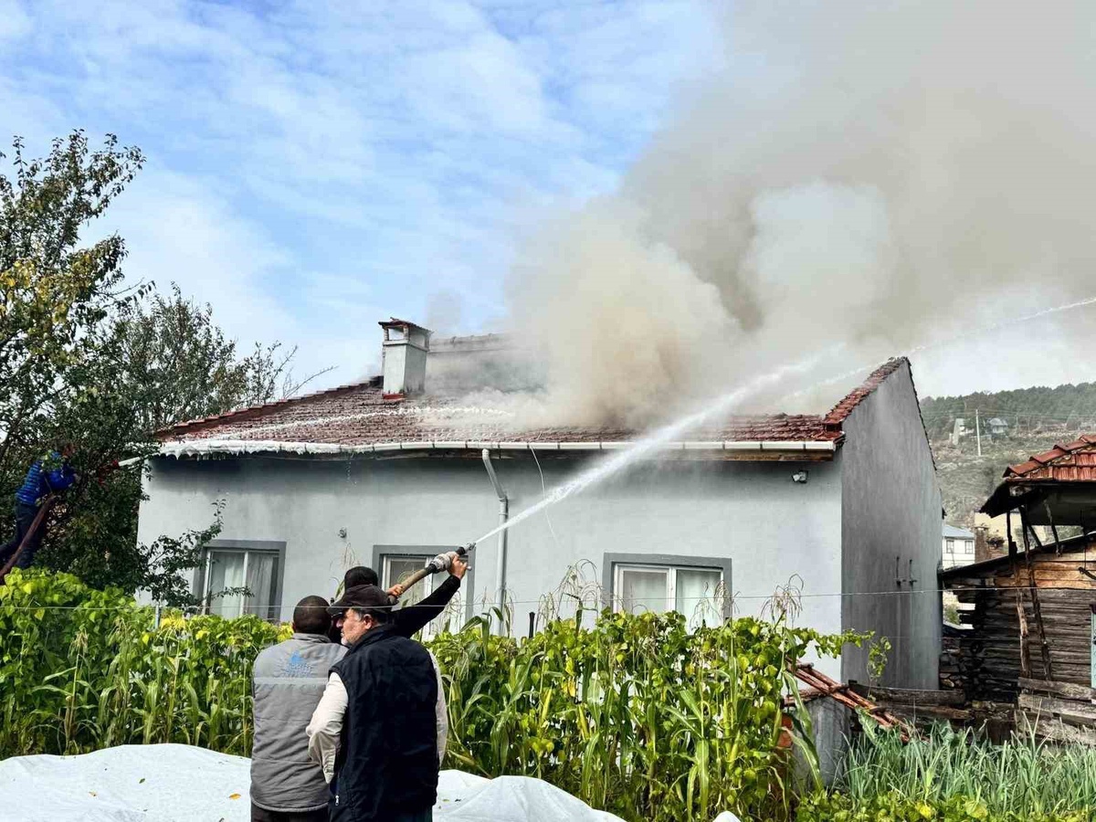 Bilecik Pazaryeri'nde kaynak kıvılcımı 1 litre benzini tutuşturdu, çatı katı yandı