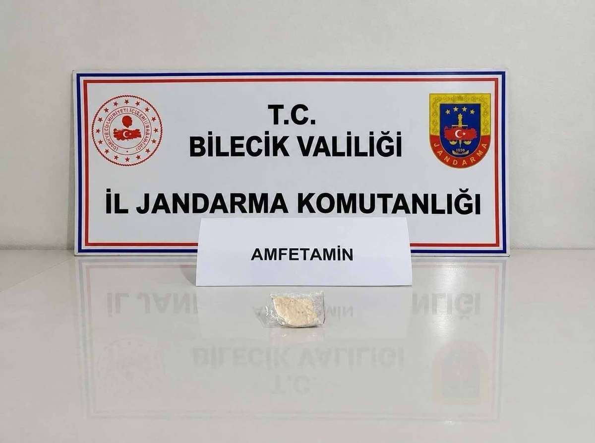 Bilecik Yenipazar'da jandarmanın durdurduğu araçta 2 gram amfetamin bulundu