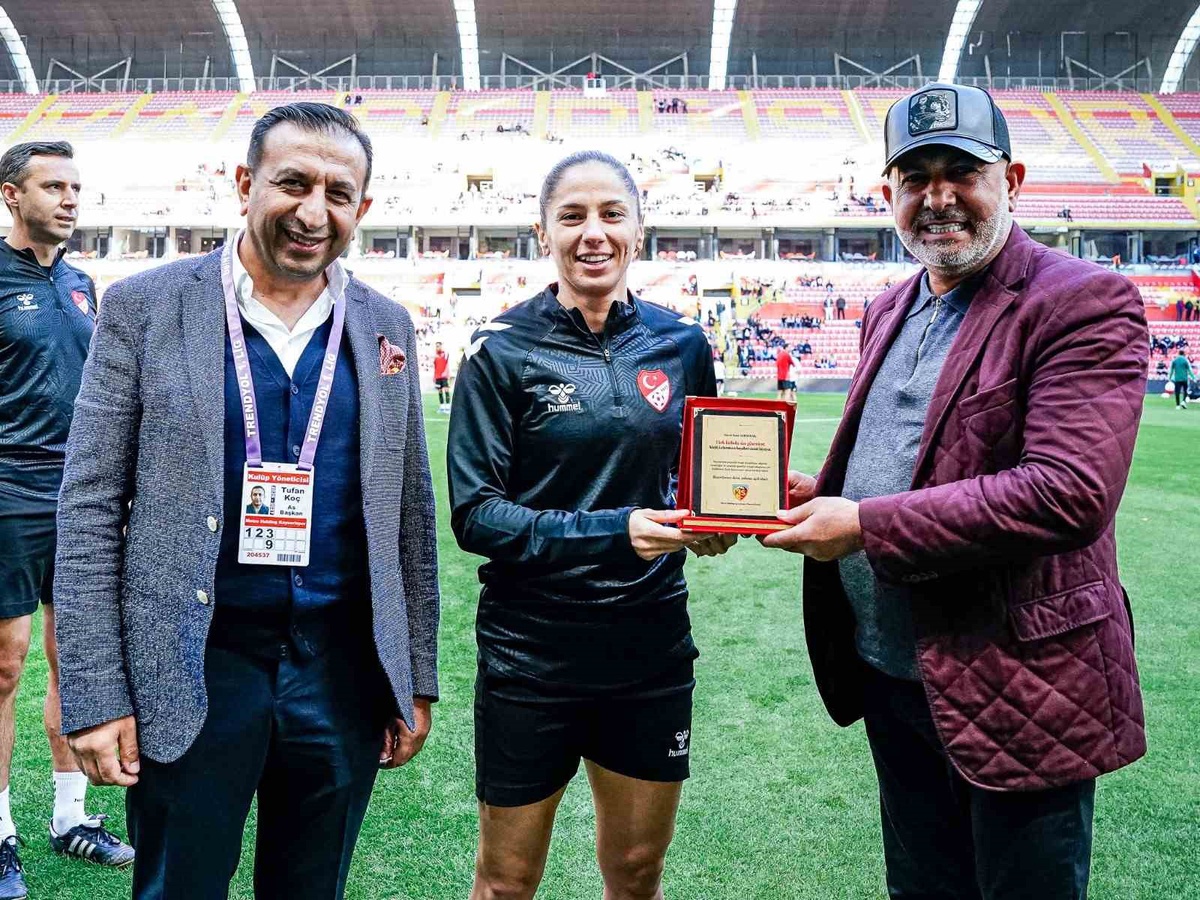 Kayserispor Başkanı Çamlı, hakem Asen Albayrak'a plaket verdi, çocuklar çiçek verdi