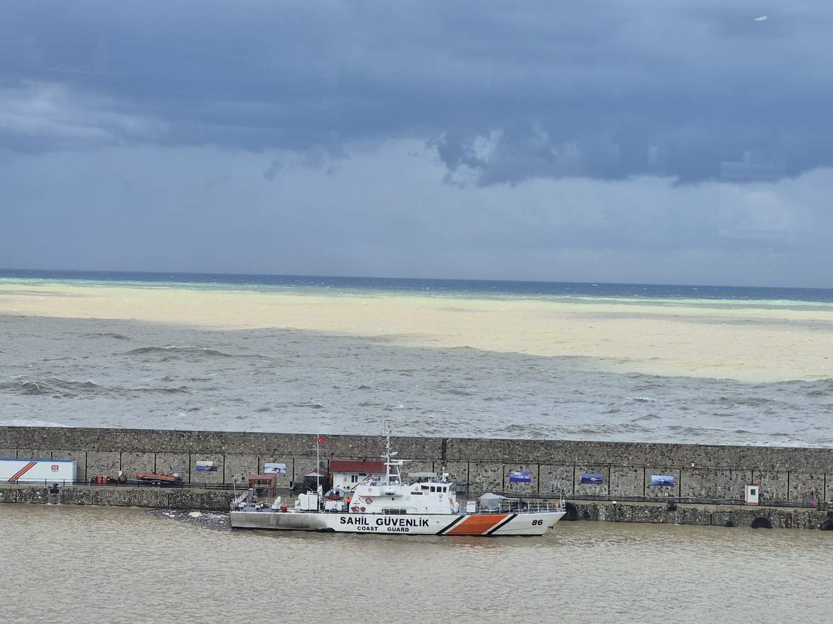 Zonguldak'ta 3 günlük sağanak limanda deniz suyunu kahverengiye çevirdi