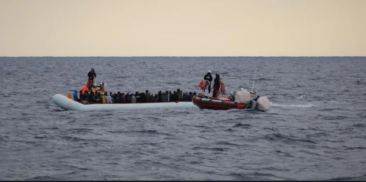 Midilli açığında göçmen teknesi sahil güvenlik gemisine çarparak alabora oldu, 6 kişi öldü