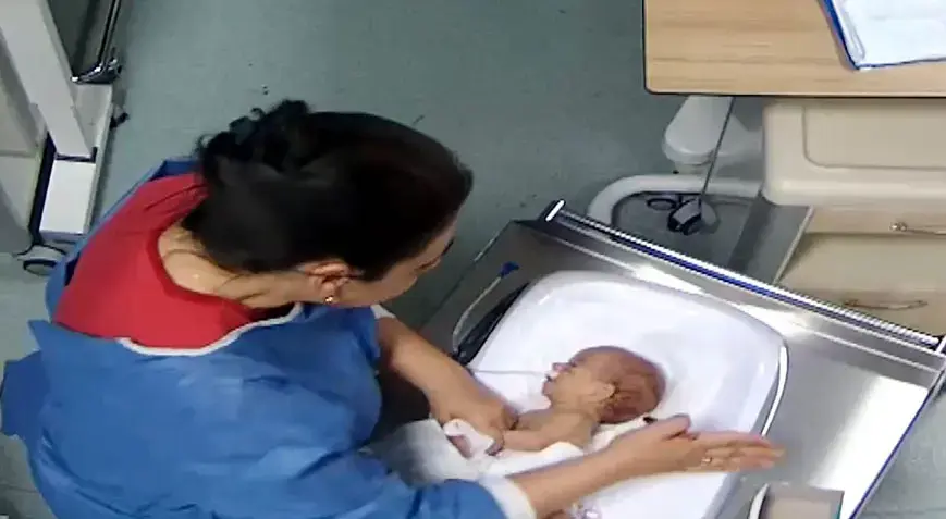 Bebeğe kuvözde şiddet davasında kritik rapor! Aile isyan etti: Bizimle dalga geçer gibi