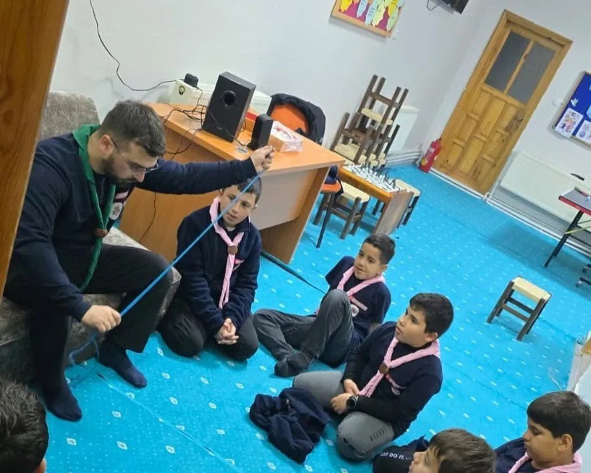 Boyabat'ta izciler Beyazıt Camii'nde sabah namazı buluşmasında camadan düğümü öğrendi