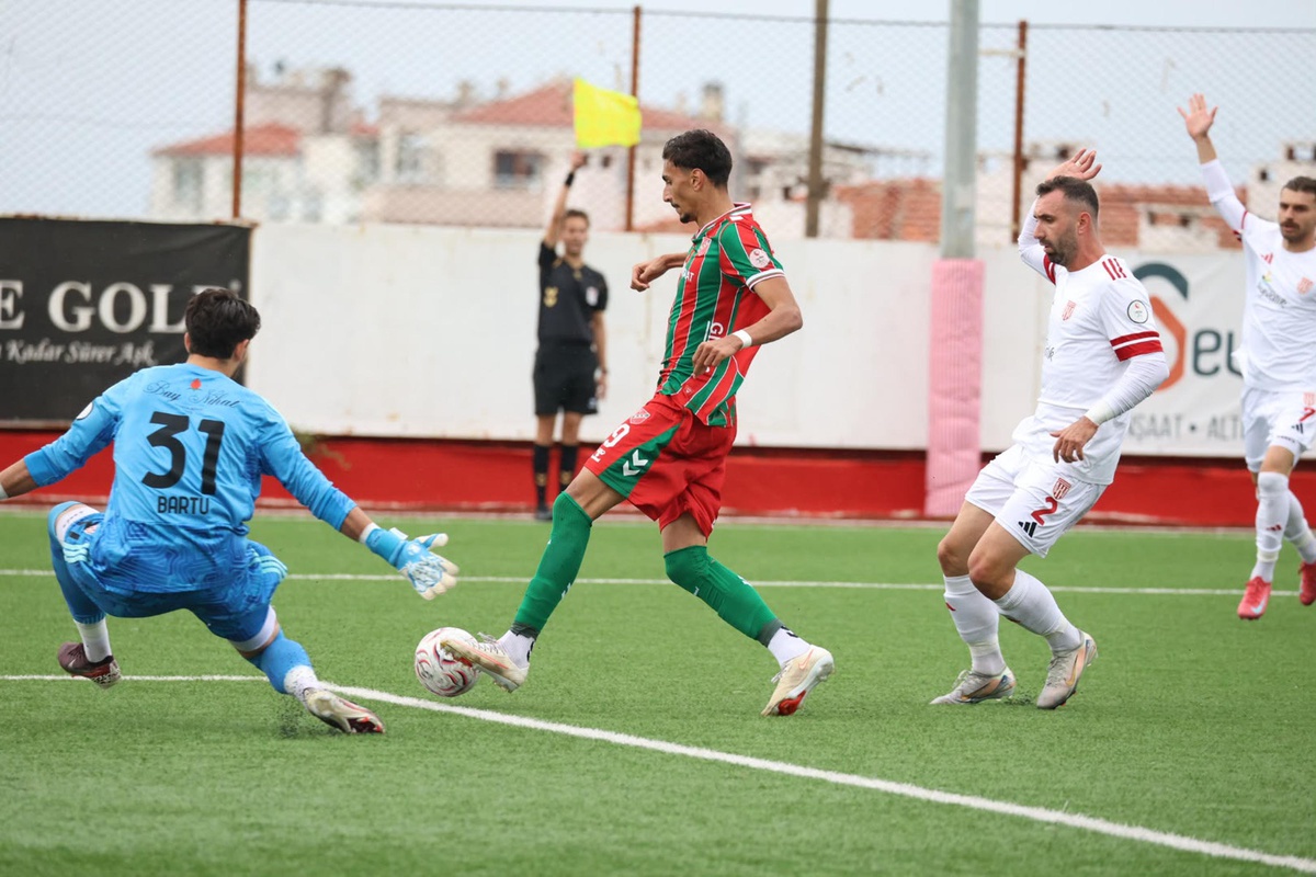 Karşıyaka Ayvalıkgücü deplasmanında 0-0 berabere kaldı, taraftar penaltıya isyan etti