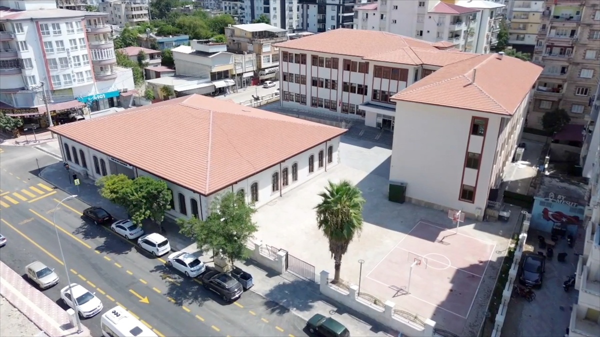 Depremde hasar gören 115 yıllık Yedi Ocak İlkokulu Osmaniye'de yeniden açıldı