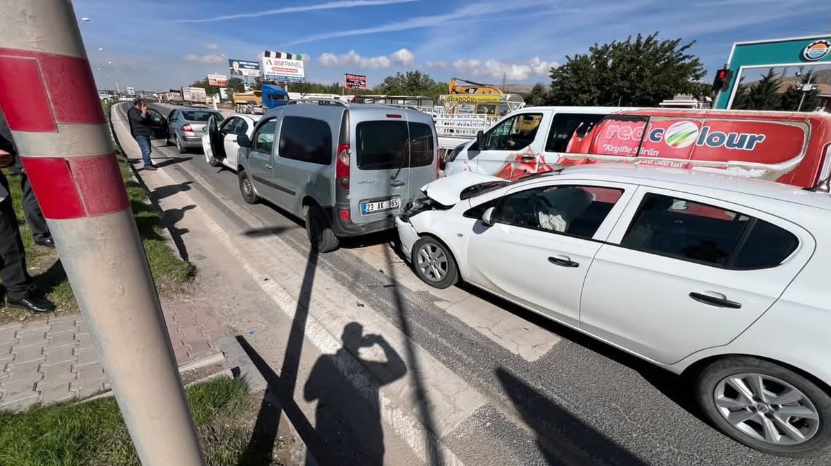 Elazığ'da 4 aracın karıştığı zincirleme kazada yaralanan olmadı, maddi hasar oluştu
