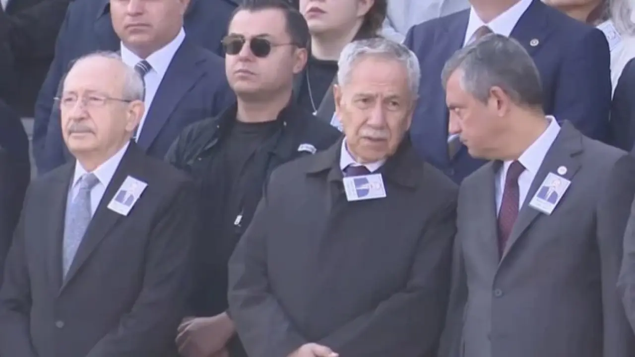 Özel ile Kılıçdaroğlu aynı törende! Yüz ifadesi gündem oldu