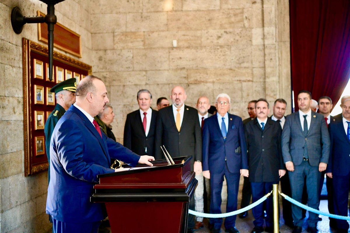 19 Ekim Muhtarlar Günü'nde Ankara Valisi Canbolat Anıtkabir'de çelenk sundu