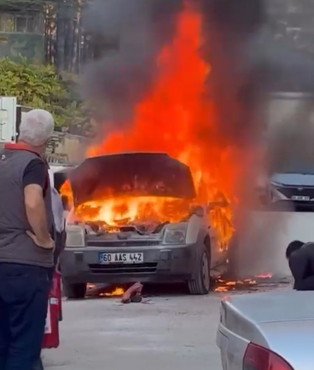 Tokat'ta TOGÜ Hastanesi otoparkında yanan hafif ticari araç kullanılamaz hale geldi