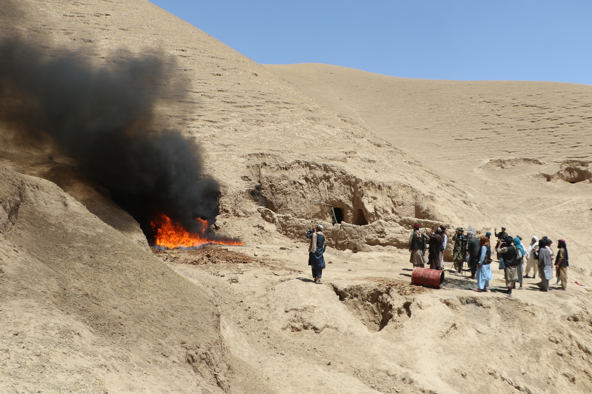 Afganistan polisi Ferah'ta yaklaşık 1 ton uyuşturucuyu yakarak imha etti