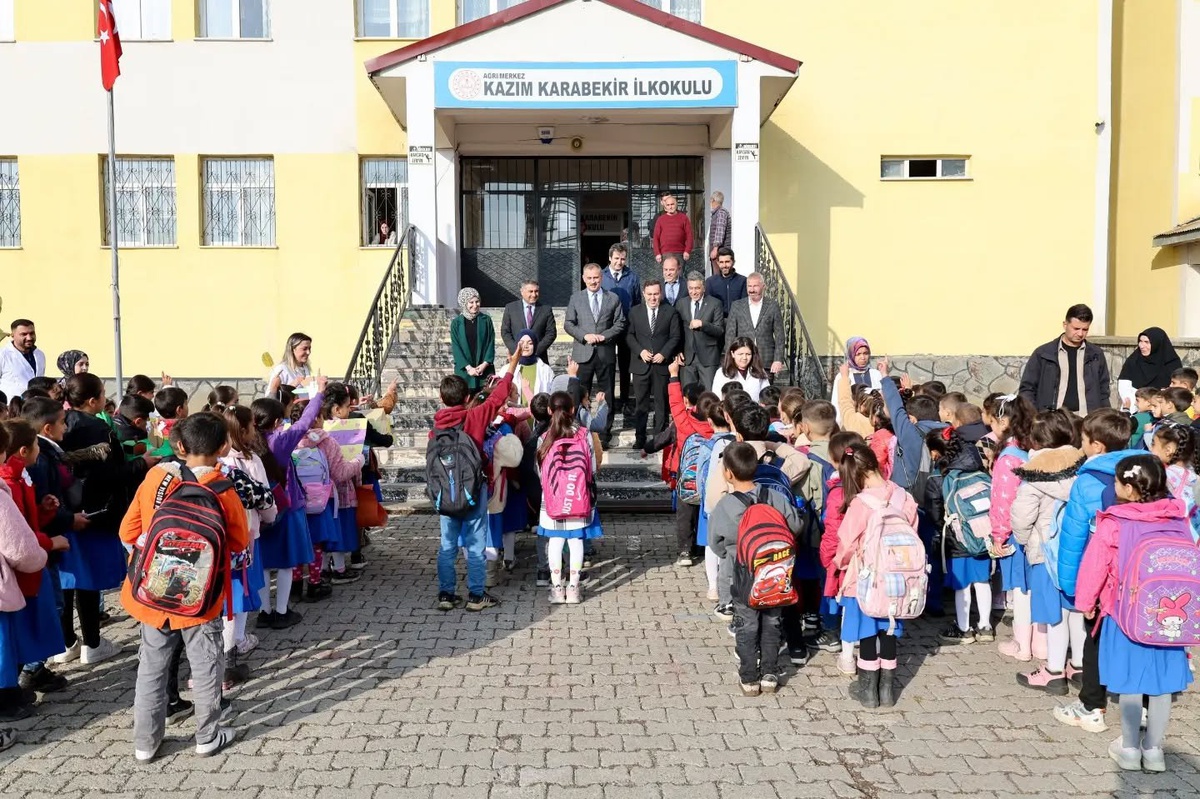 Ağrı Valisi Bozkurt, okullardaki spor sahası ve pansiyon çalışmalarını inceledi