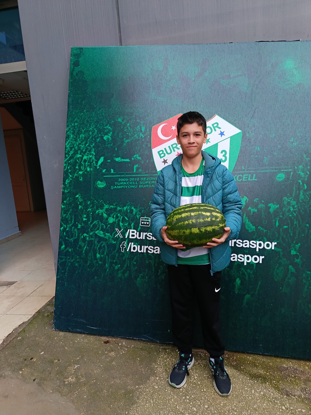 Karacabeyli taraftar 16 karpuzu Bursaspor'un Özlüce tesislerine götürüp teslim etti
