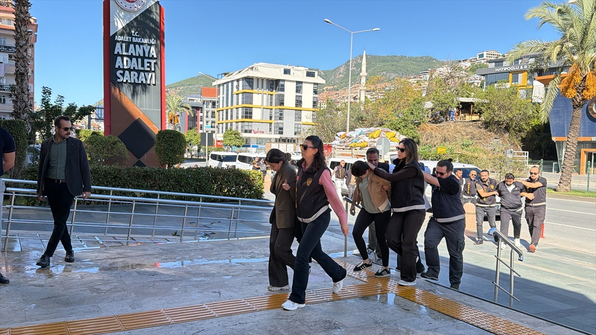 Antalya Alanya'da 15 milyon avroluk senet şantajı iddiasında 8 şüpheli gözaltına alındı