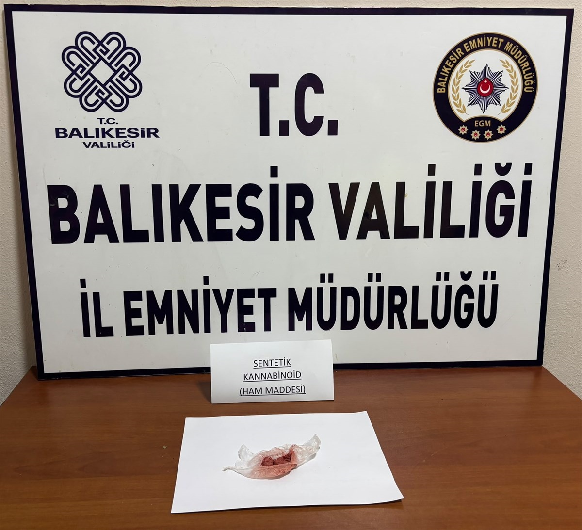 Manyas'ta araçta 8,32 gram bonzai ham maddesi bulundu, 2 şüpheli gözaltına alındı.
