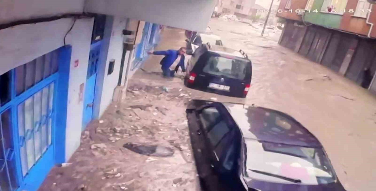İstanbul'daki selde ölümden döndü! Aracını kurtarmak isterken suya kapıldı, o anlar kamerada
