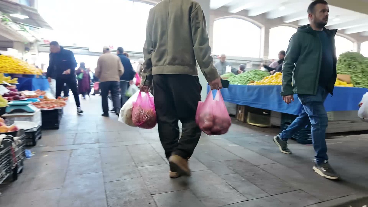 Polatlı'da pazar esnafı 4 kilo mandalinayla bir litre mazot alabildiğini söyledi