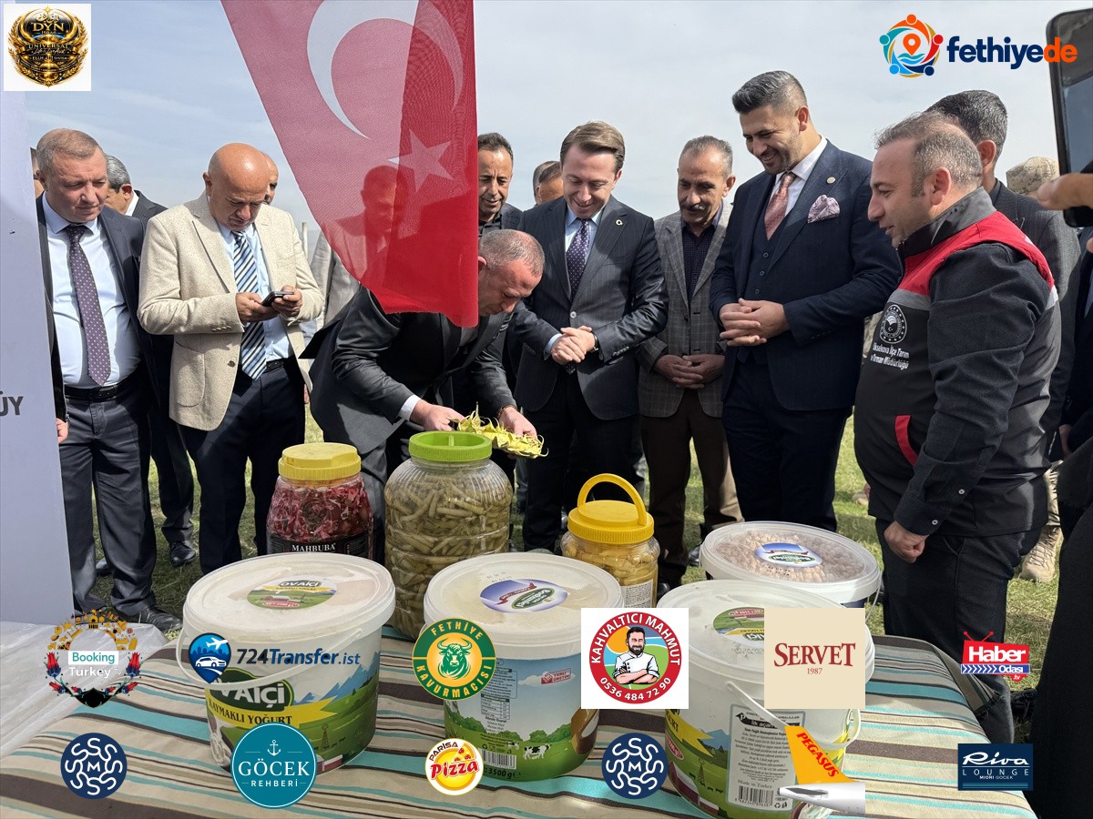 Hakkari Yüksekova'da kadın çiftçilerin ürünleri sergilendi, Kaymakam Hülür gül verdi