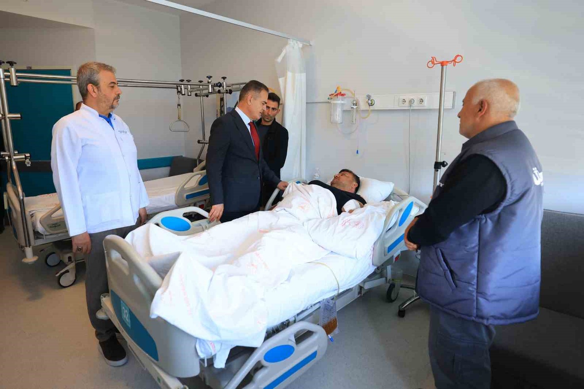 Muğla Valisi Akbıyık, kazada yaralanan muhtar Köseoğlu'nu hastanede ziyaret etti