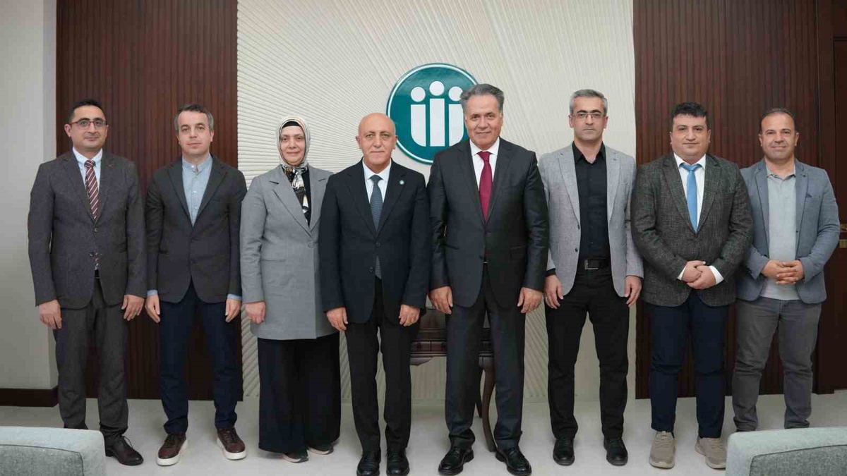 TÖTM'ün yeni başhekim yardımcıları Rektör Akpolat'ı makamında ziyaret etti