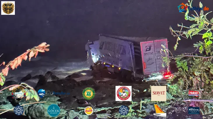 Artvin'de korkutan manzara! Kontrolden çıkan TIR, deniz kenarındaki kayalıklara takıldı!