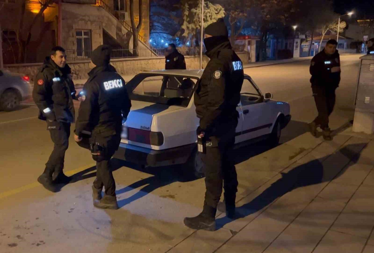 Aksaray polisi gece şok uygulamasında araçları ararken bıçak ve sopa ele geçirdi
