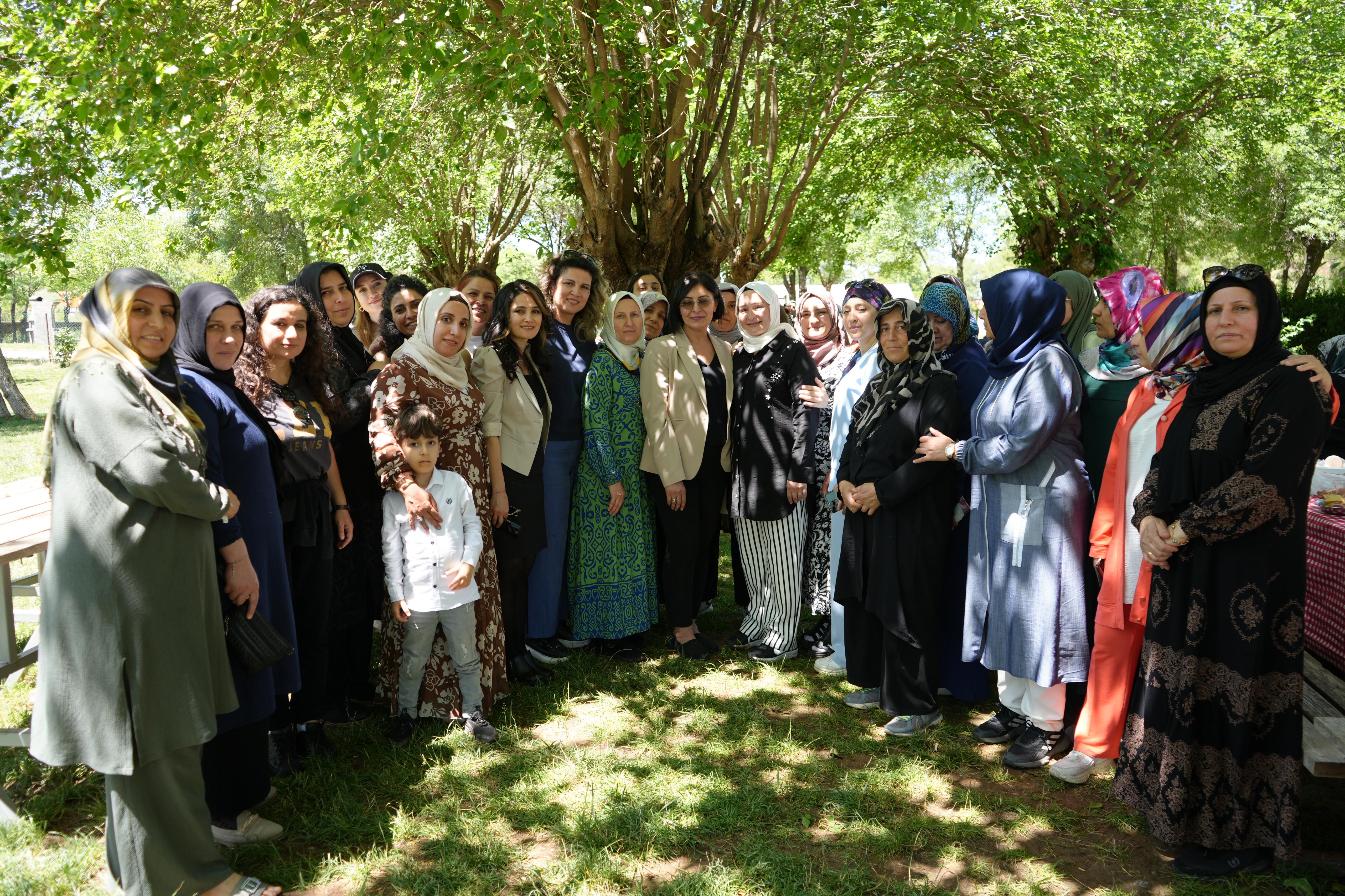 [BELEDIYE · Diyarbakır · Kayapınar] Anneler, Anneler Günü'nde Bir Araya Geldi