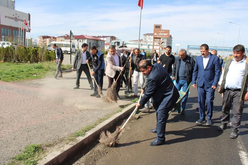 [BELEDIYE · Erzurum · Horasan] Başkanımız personellerimiz i̇le birlikte temizlik çalışmalarına katıldı