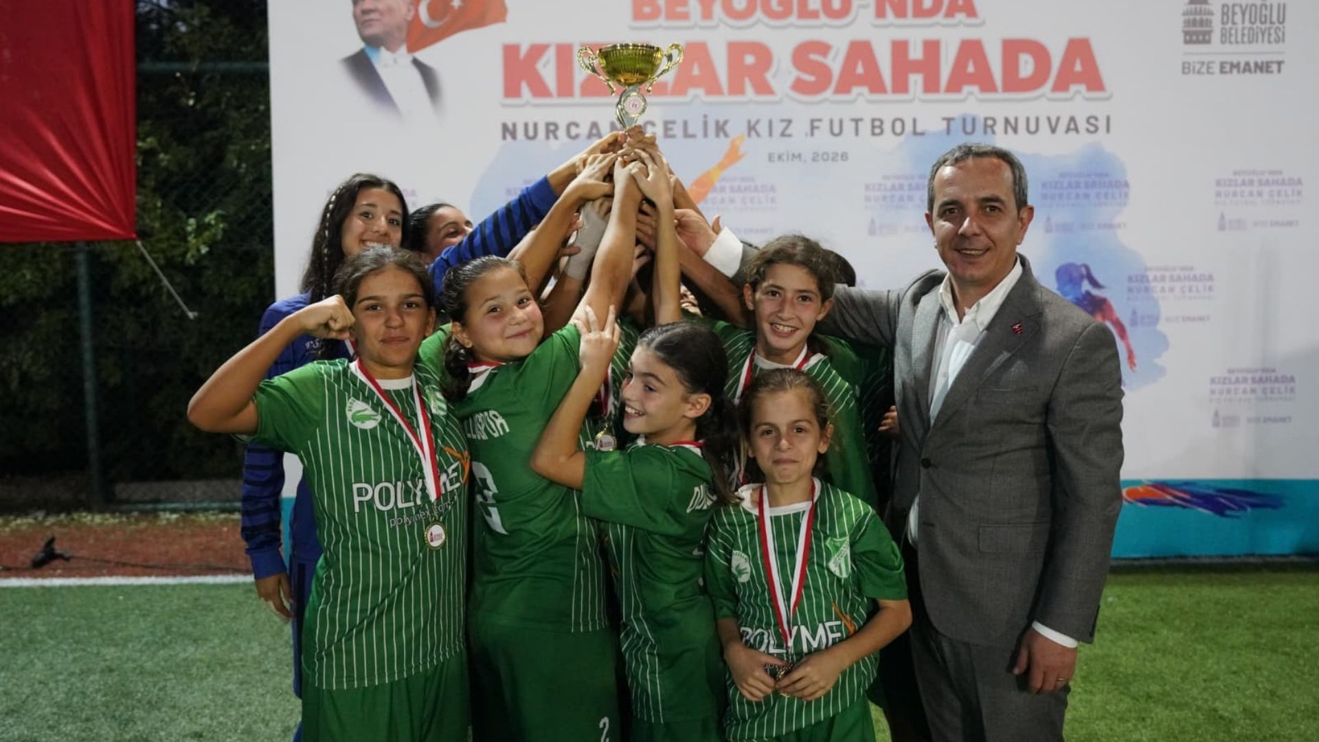 [BELEDIYE · İstanbul · Beyoğlu] Beyoğlu’nda Kızlar Sahaya İndi - Beyoğlu Belediyesi