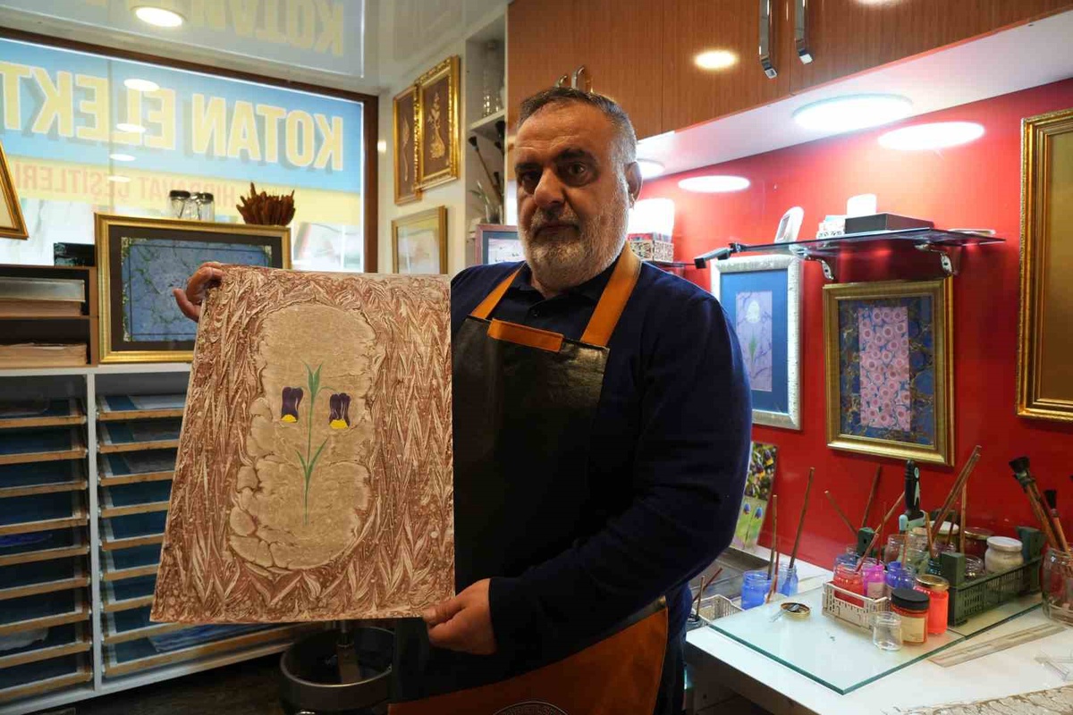 Ebru sanatçısı Mehmet Kotan, Oltu taşı tozu ve Karayazı lalesini ebruda buluşturdu