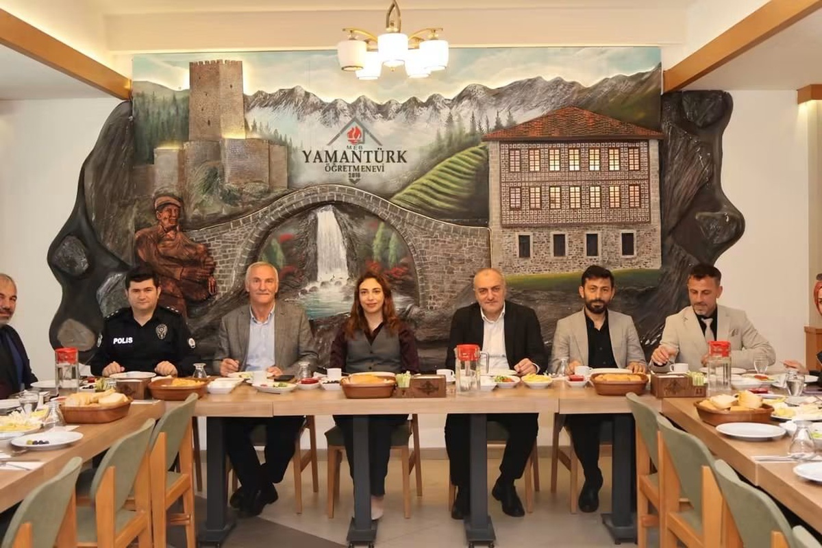 Çamlıhemşin'de Muhtarlar Günü kahvaltısına Kaymakam Çiçek ve Başkan Altun katıldı