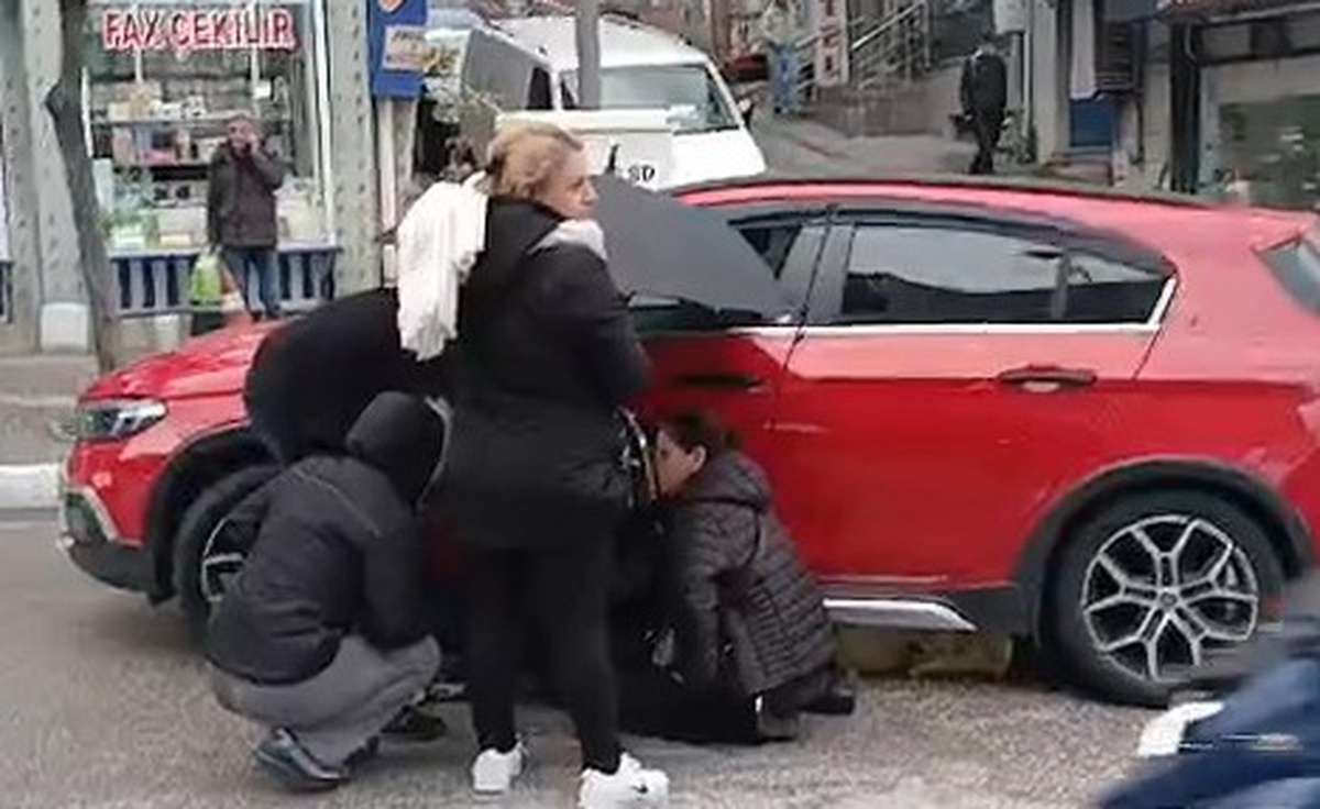 Bandırma'da otomobilin çarptığı kızın bacağı sıkıştı, çevredeki biri şemsiye tuttu